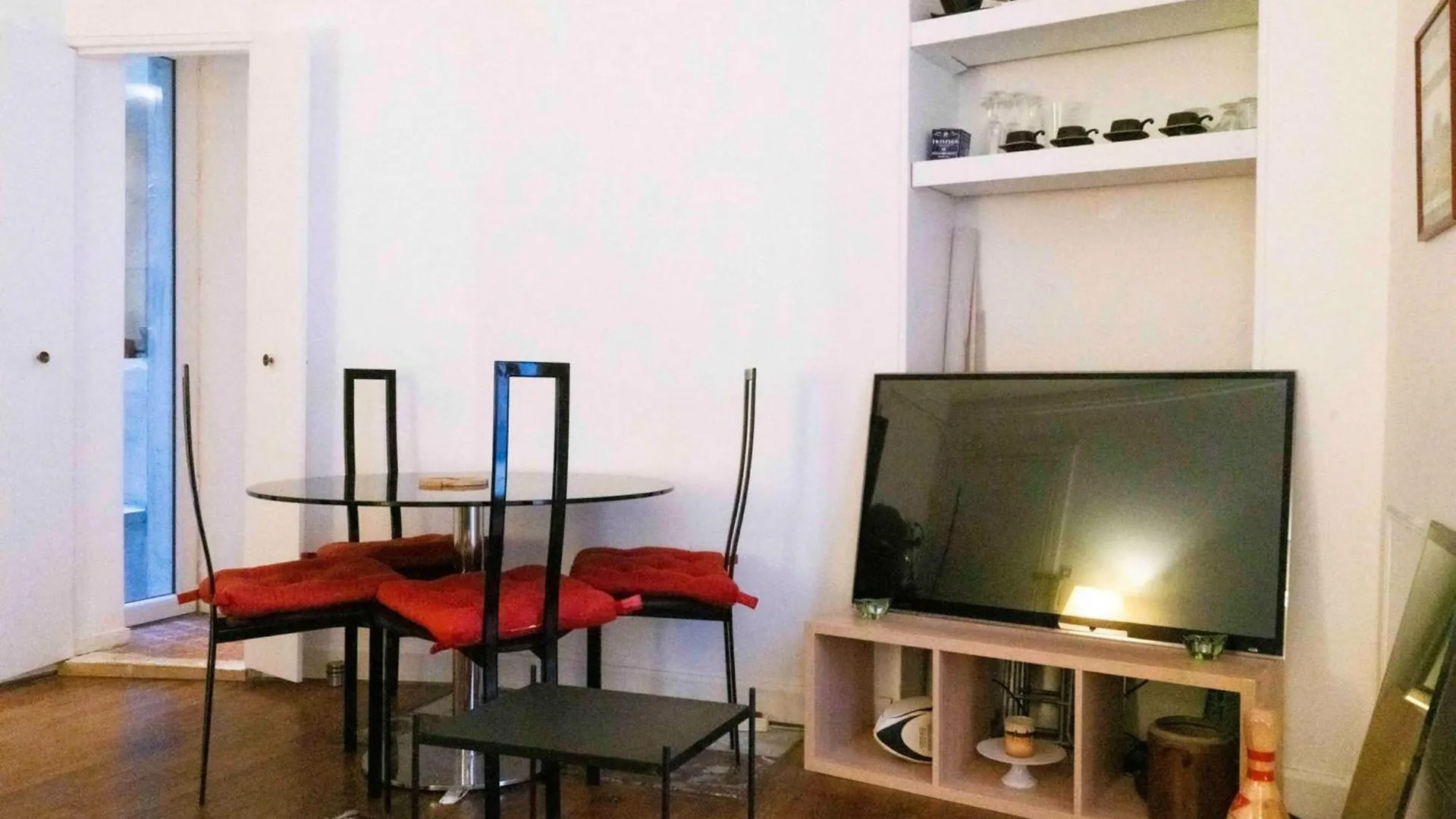Comfortable Apartment With Beautiful Brightness location